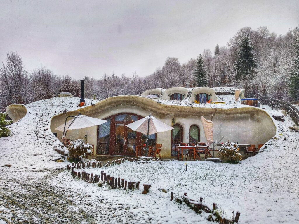  Livingul și terasa ascunse sub zăpadă