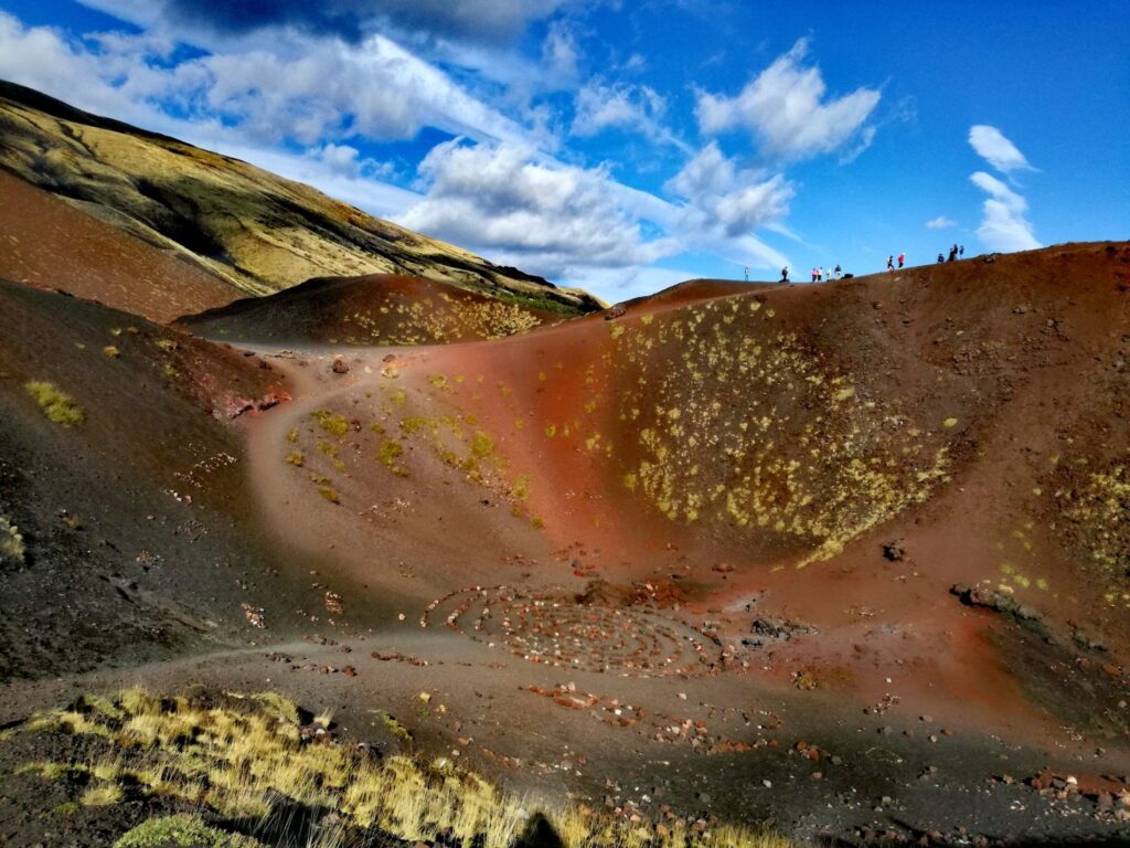 Spectacol de culoare în interiorul craterului