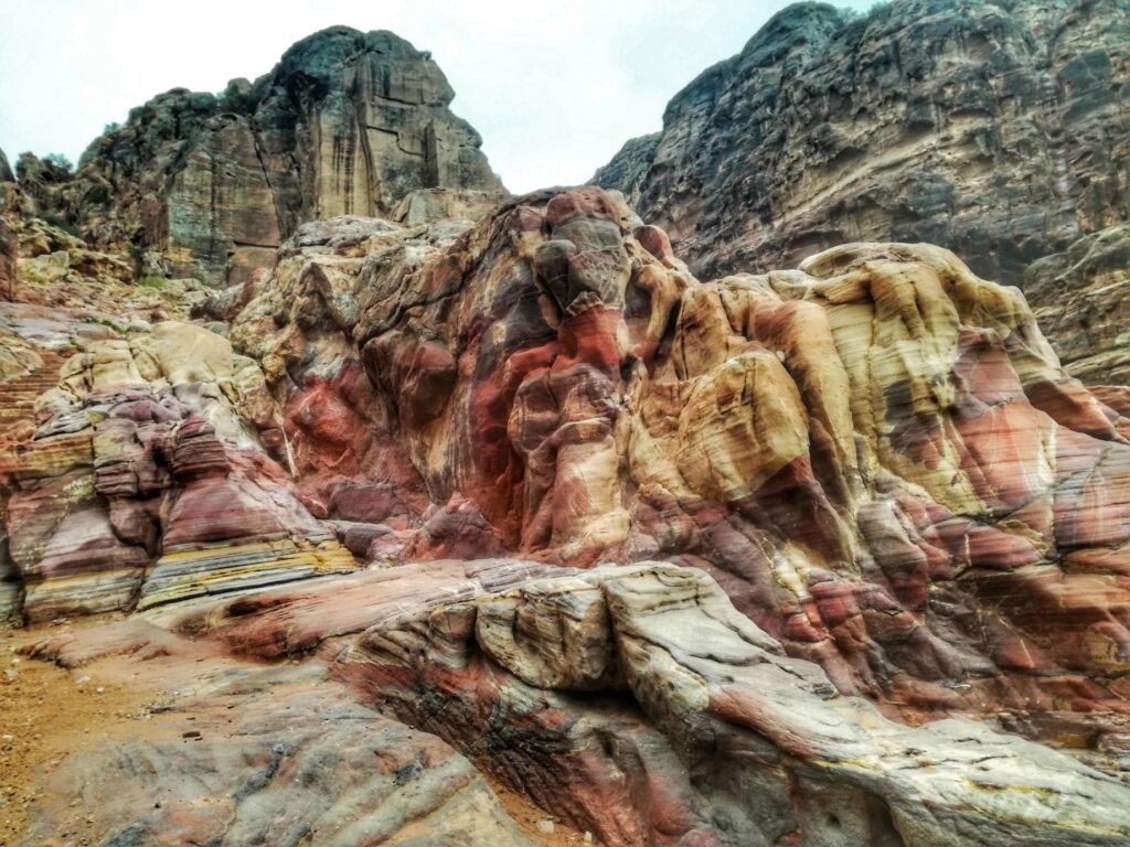 Petra este o splendoare cromatică, mai ales în zonele mai puțin bătute de turiști, lucru la care nu mă așteptasem