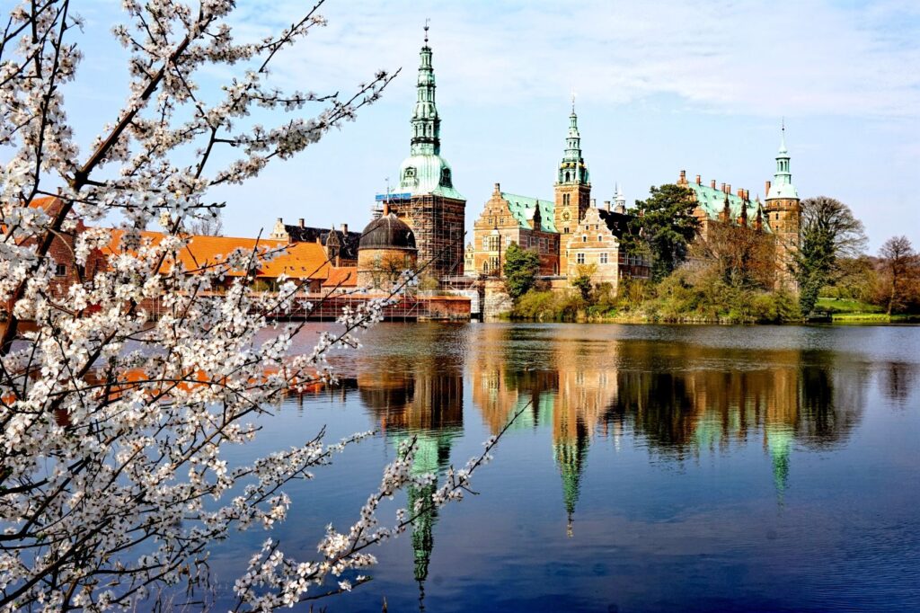 Tot drumul înspre Castelul Frederiksborg Slot, ești însoțit de minunata lui imagine reflectată în apă