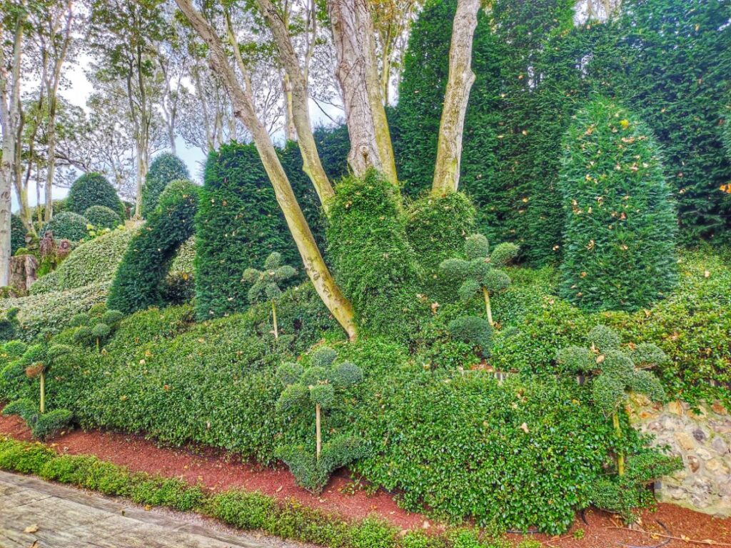 Jardin la Manche, cu mici pasaje de verdeață și labirinturi