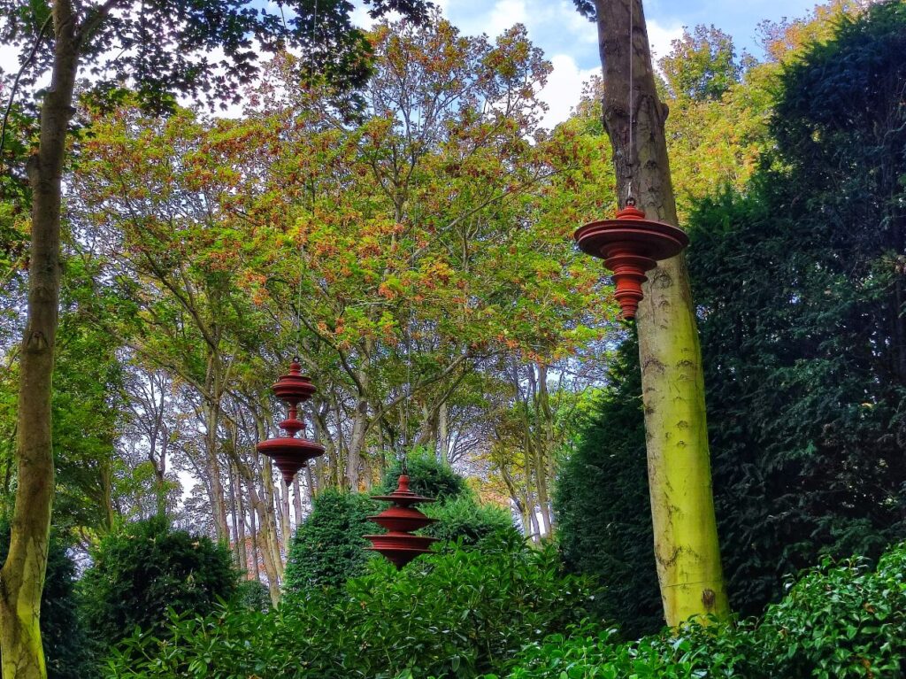 Jardin Zen, populată de vase de teracotă suspendate